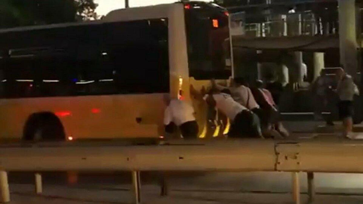 İstanbul Salacak'ta bir İETT otobüsü daha yolda kaldı