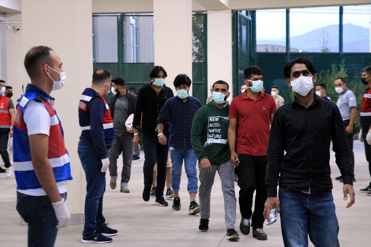 Güvenlik güçleri yakaladığı 140 kaçak göçmeni yarın iade edecek