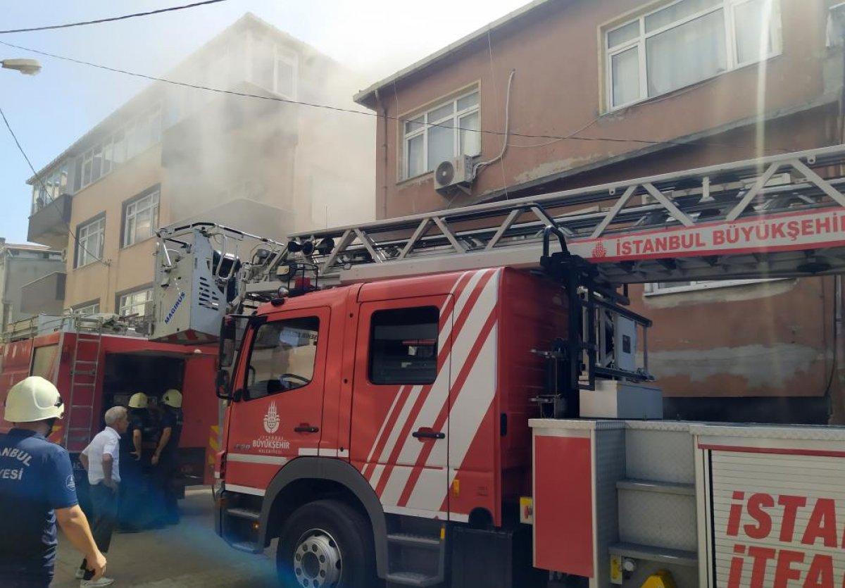 Küçükçekmece’deki yangında komşusunu kurtarırken yandı