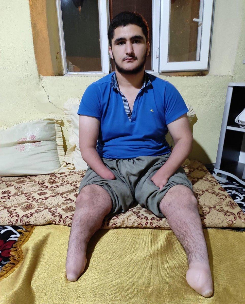 Doğuştan elleri ve ayakları olmayan Hakkarili genç, yardım istiyor