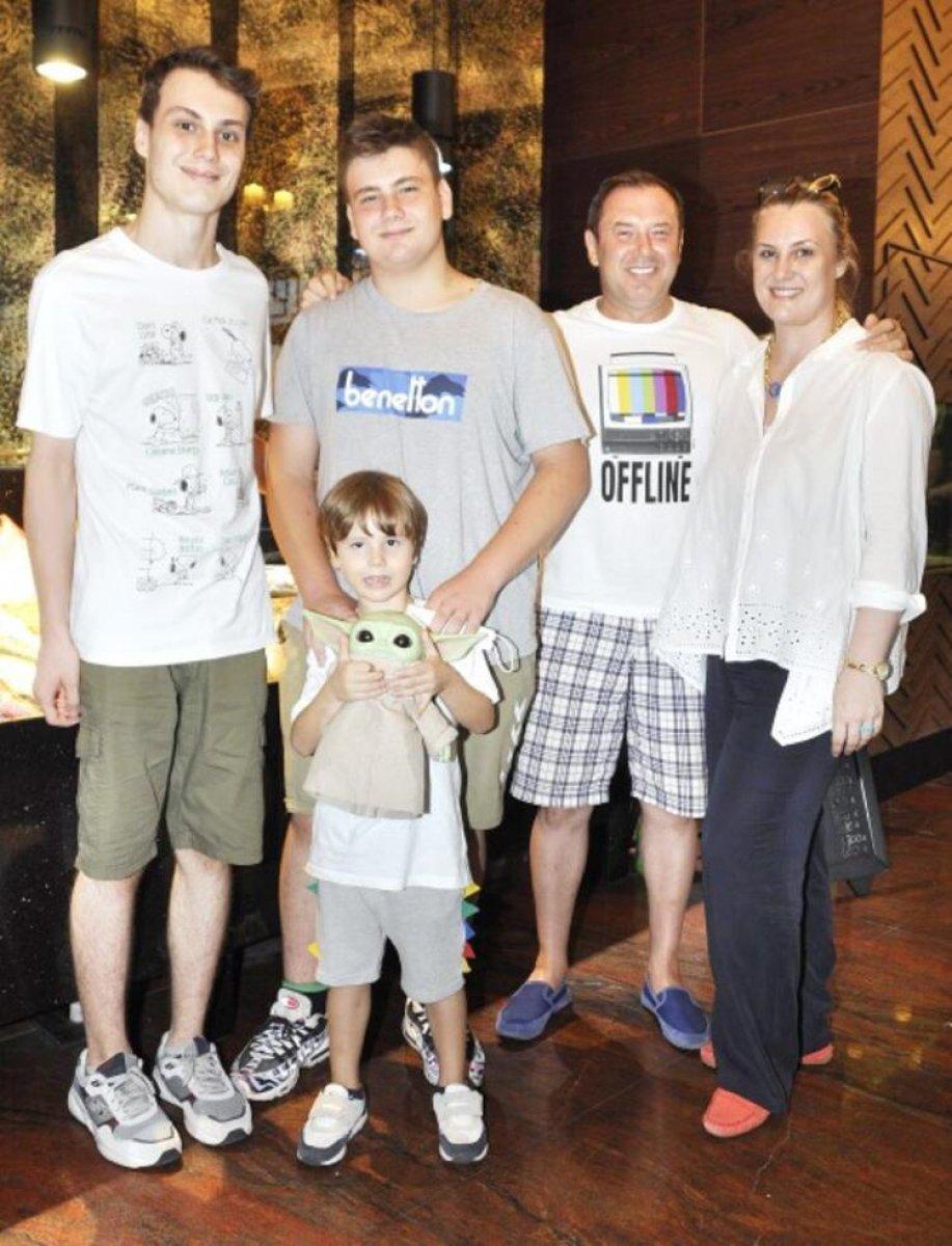 Şoray Uzun ailesiyle alışverişte