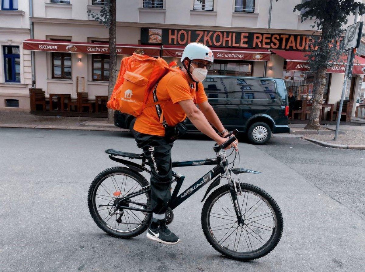 Afganistan’ın eski iletişim bakanı, Almanya’da bisikletli kurye oldu