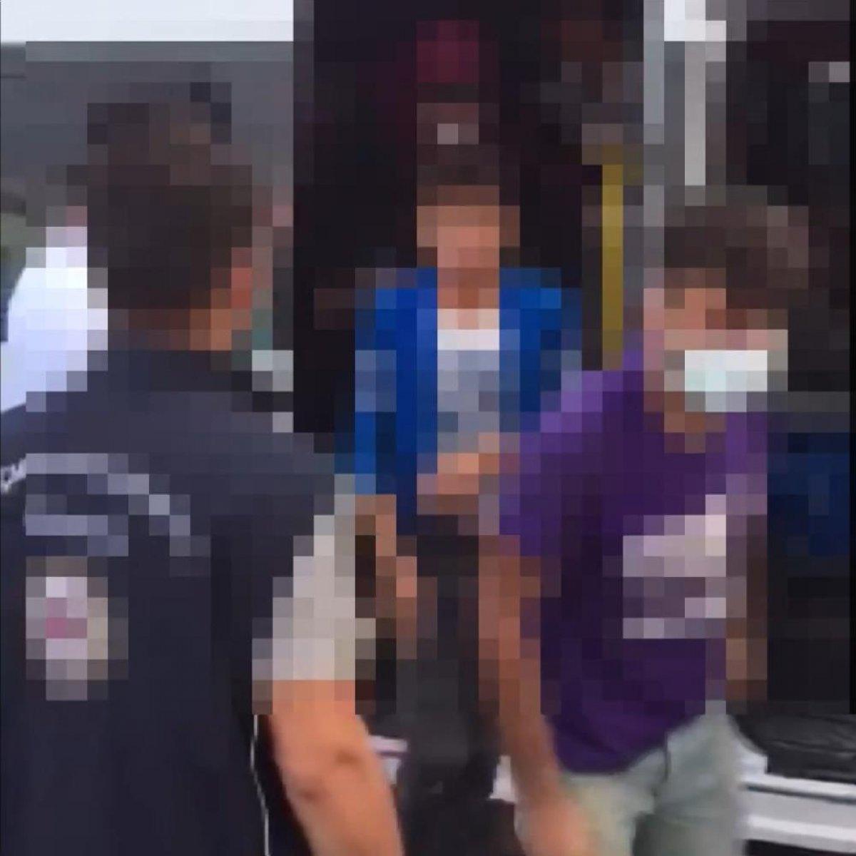 Kocaeli'de polisin durdurduğu araçta 50 kaçak göçmen yakalandı