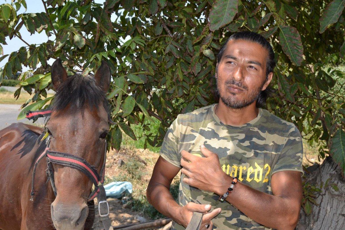 Doğa ve hayvan haklarına dikkat çekmek için atı ile yürüyor