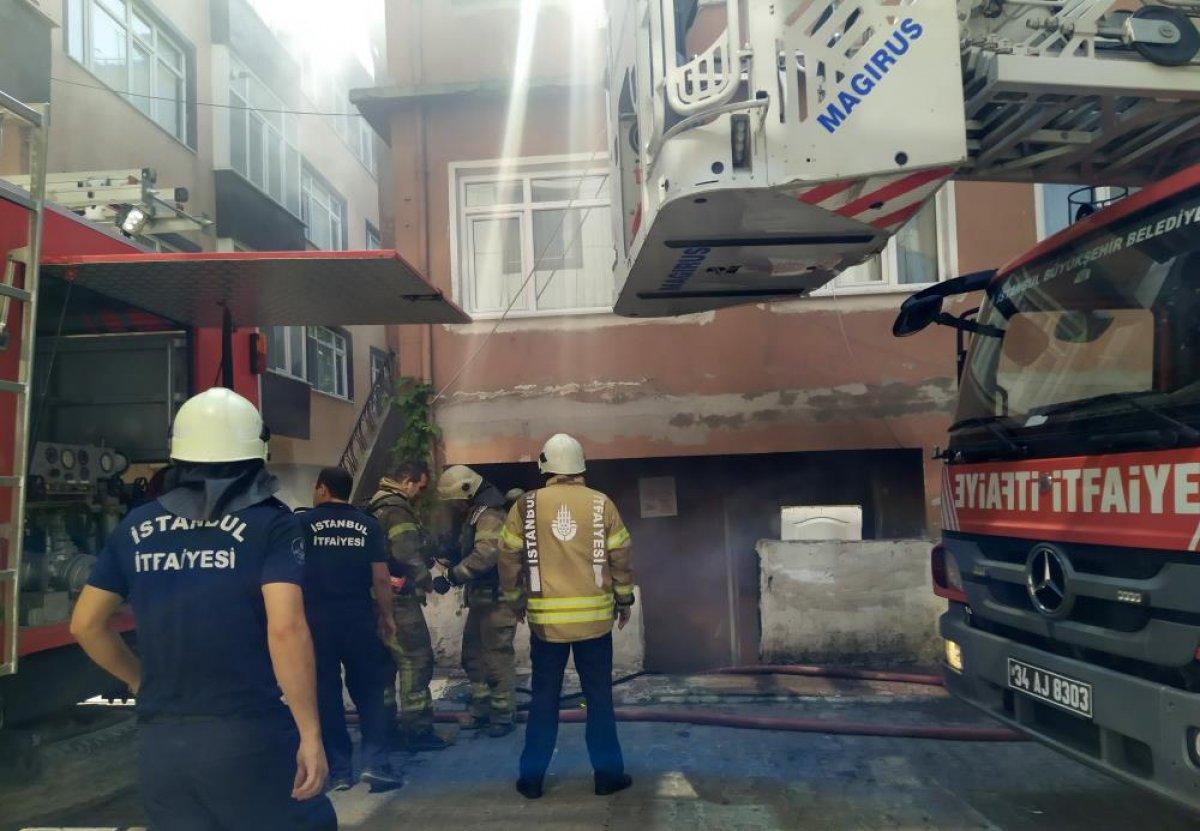 Küçükçekmece’deki yangında komşusunu kurtarırken yandı