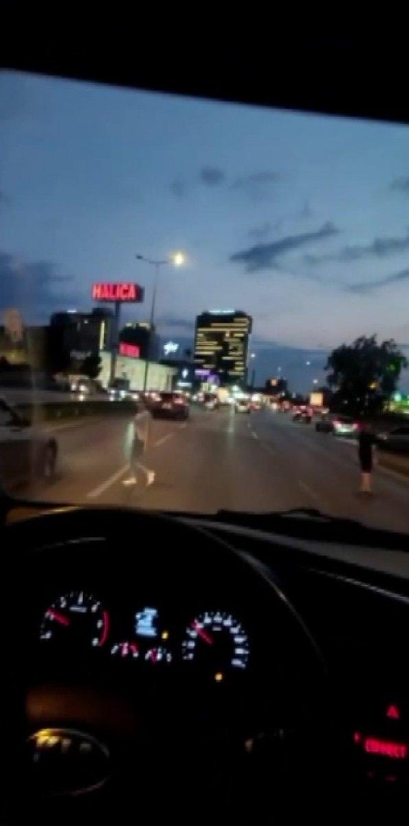 Bursa'da hızlı trafiğe aldırış etmeyen gençler yola atladı