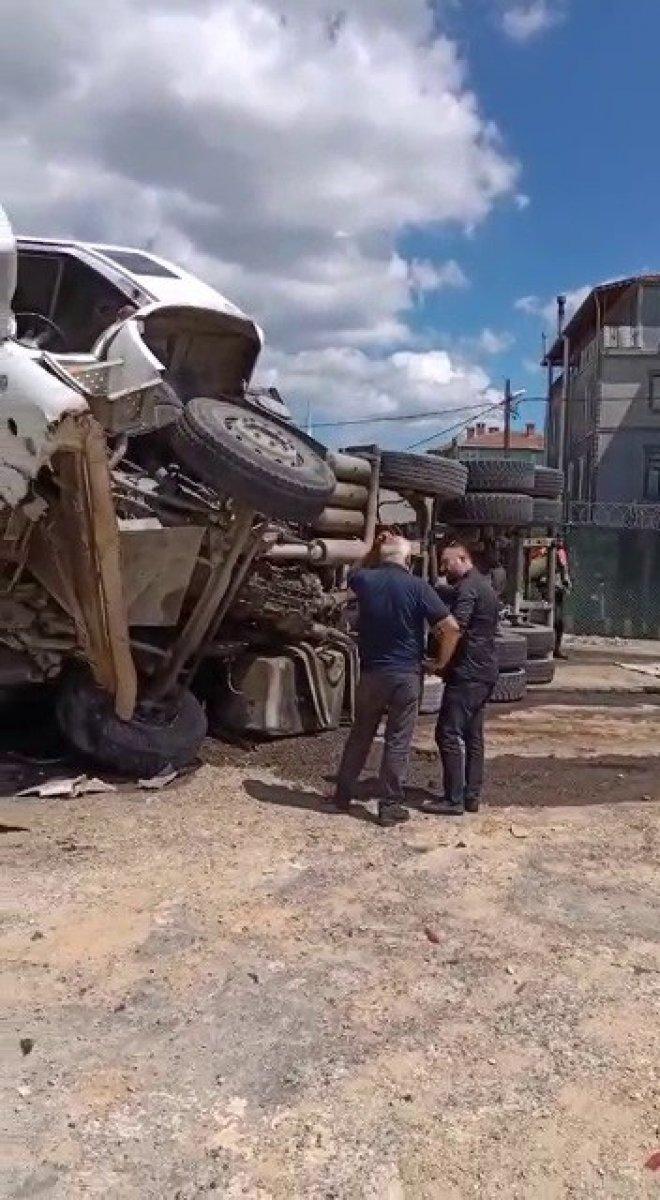 Beykoz'da yokuş aşağı inen kamyonun freni boşaldı