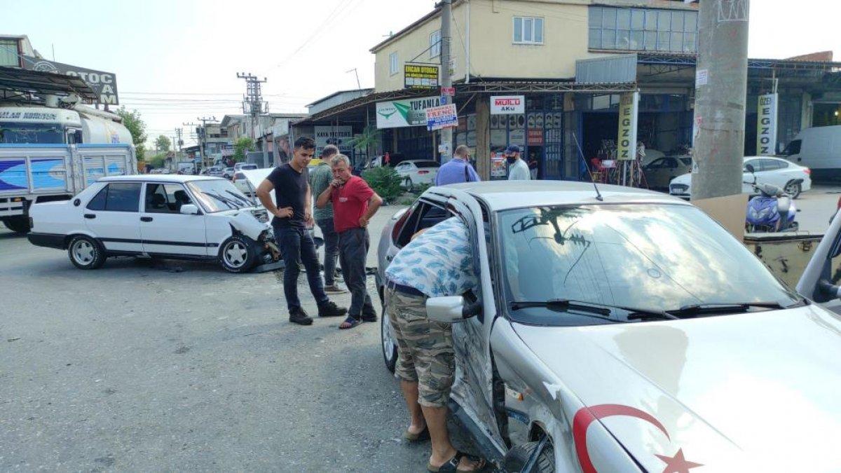 Sakarya'da iki otomobil çarpıştı: 1 yaralı