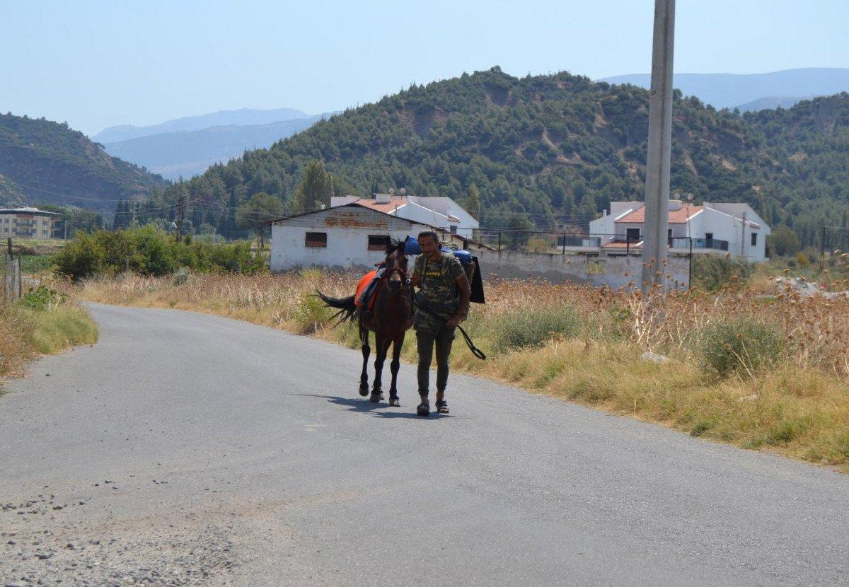 Doğa ve hayvan haklarına dikkat çekmek için atı ile yürüyor