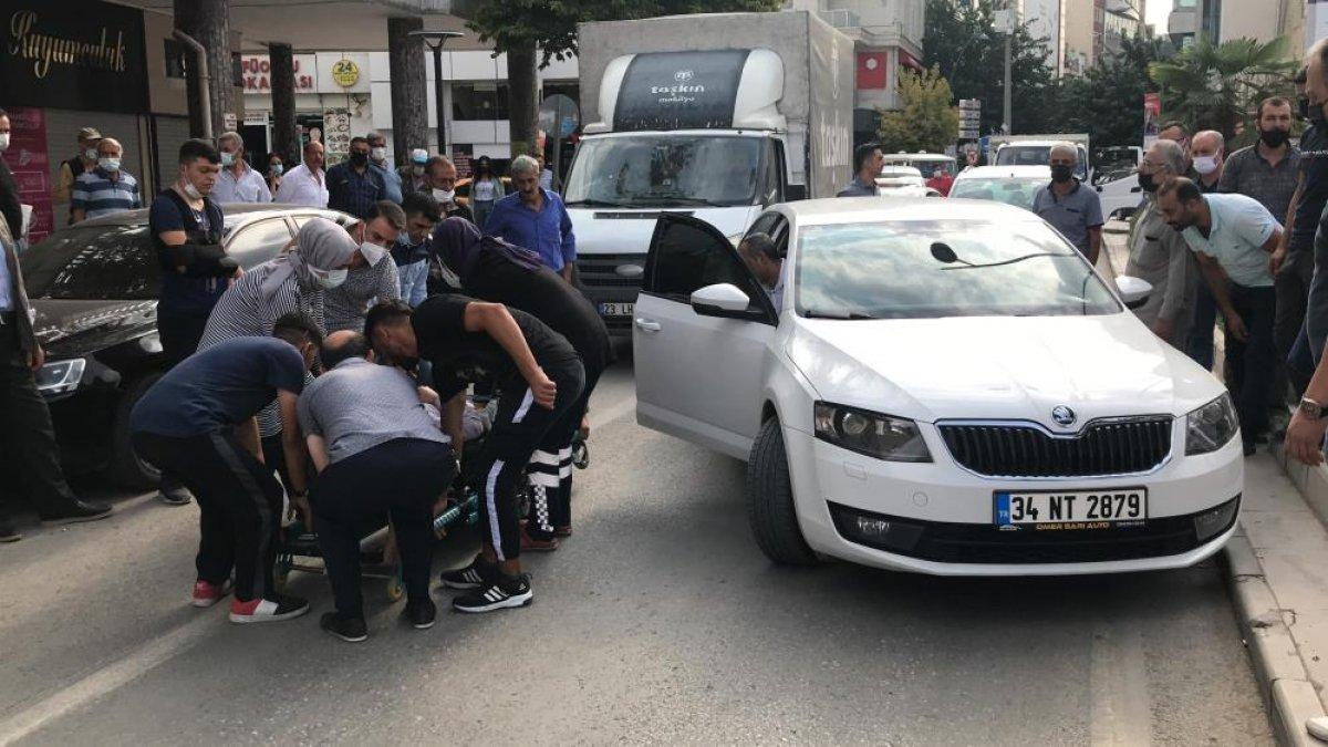 Elazığ'da kalp krizi geçiren sürücüye çevredekiler yetişti