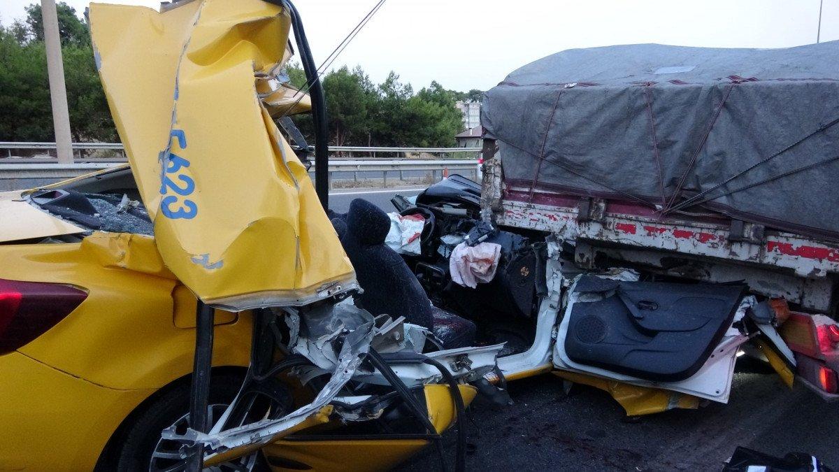 İzmir'de taksi tıra çarptı: 1 ölü, 2 yaralı