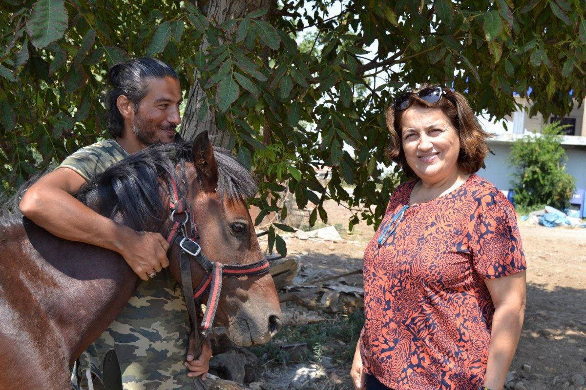 Doğa ve hayvan haklarına dikkat çekmek için atı ile yürüyor