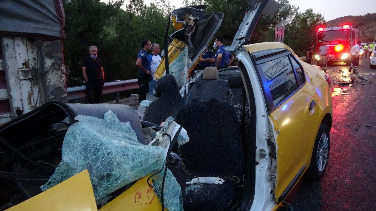 İzmir'de taksi tıra çarptı: 1 ölü, 2 yaralı