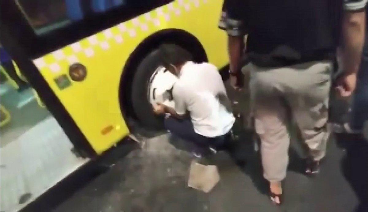 İstanbul Salacak'ta bir İETT otobüsü daha yolda kaldı