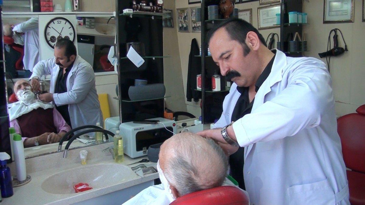 Kütahya'daki berber, aşı olanlara bıyık boyası ve yüz bakımını ücretsiz yaptı