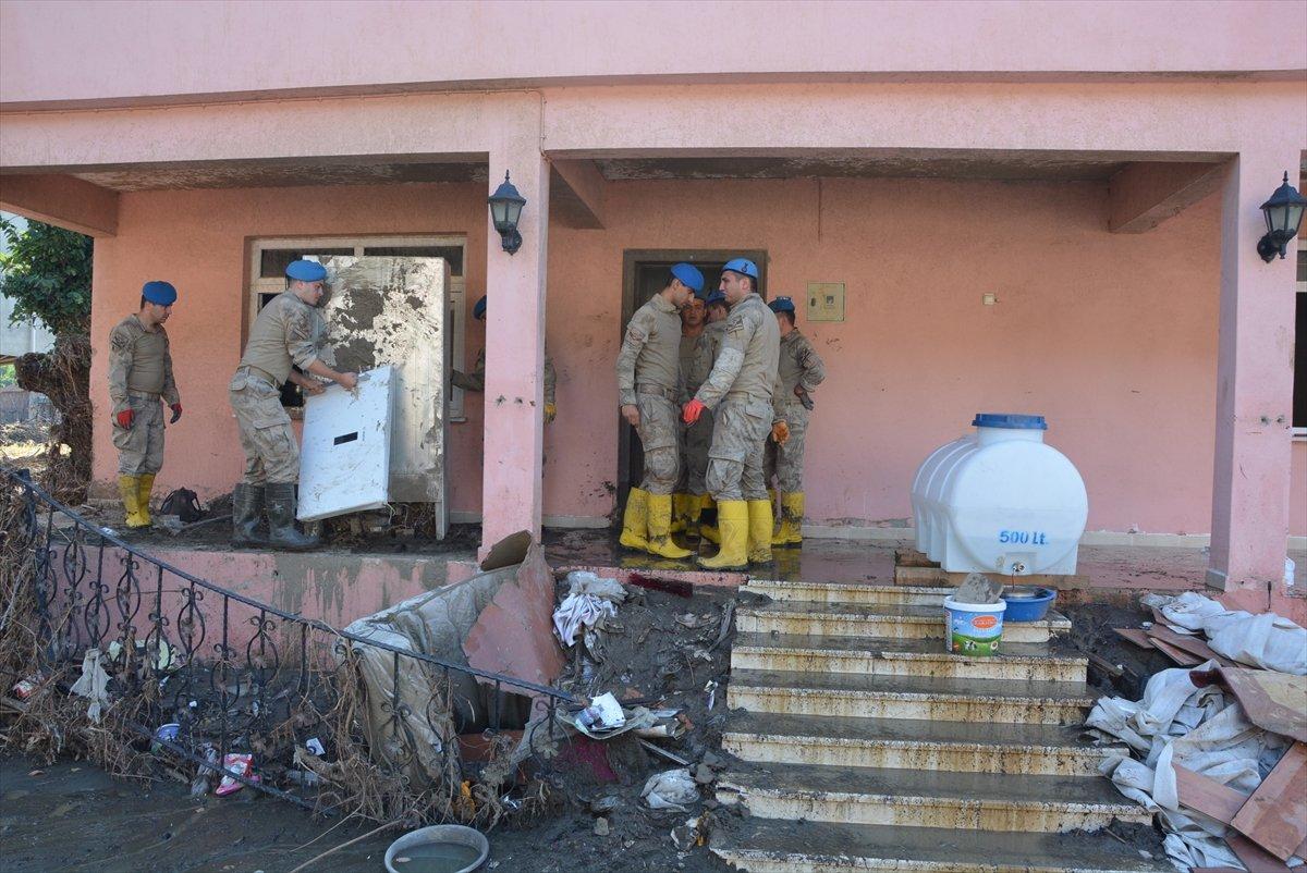 Kastamonu'da sel mağdurları, destek için askerlere minnettar