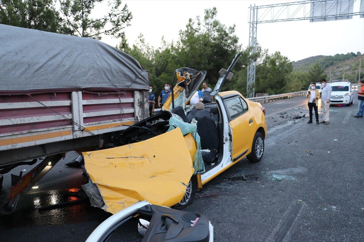 İzmir'de taksi tıra çarptı: 1 ölü, 2 yaralı