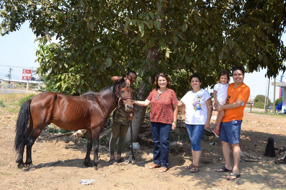 Doğa ve hayvan haklarına dikkat çekmek için atı ile yürüyor