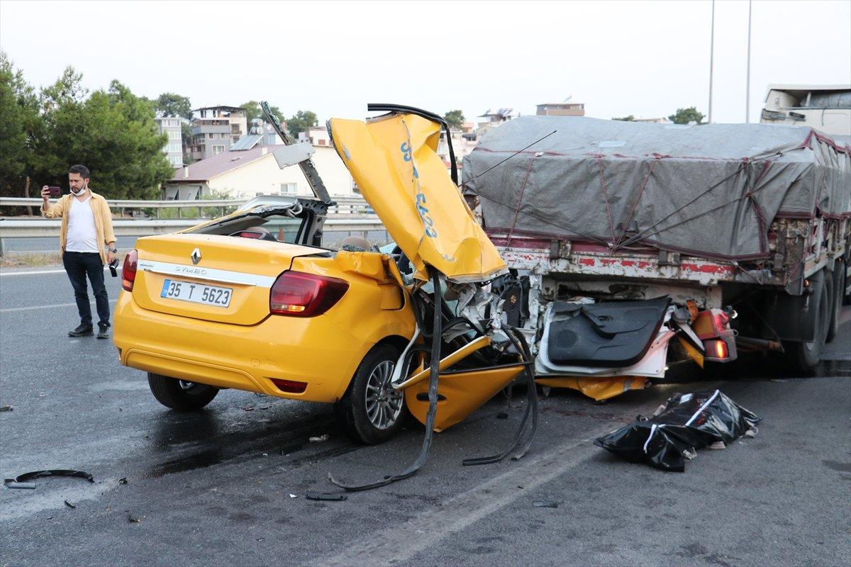 İzmir'de taksi tıra çarptı: 1 ölü, 2 yaralı