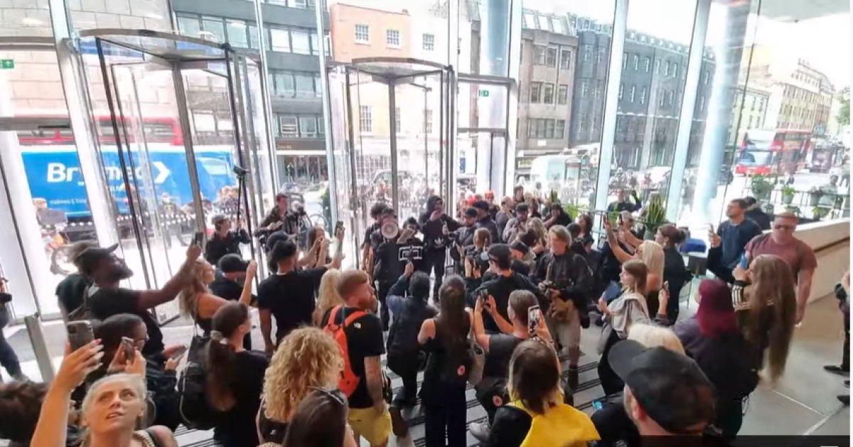 İngiltere'de aşı karşıtları, medya kuruluşlarının bulunduğu binaya girdi