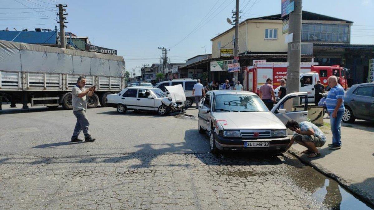 Sakarya'da iki otomobil çarpıştı: 1 yaralı