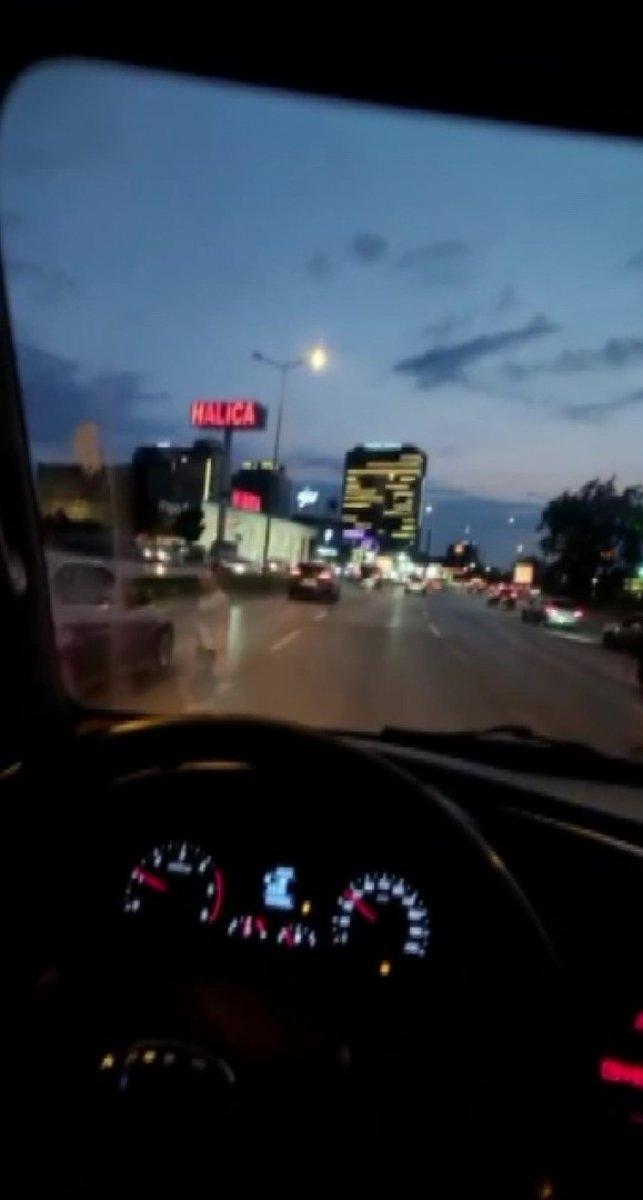 Bursa'da hızlı trafiğe aldırış etmeyen gençler yola atladı