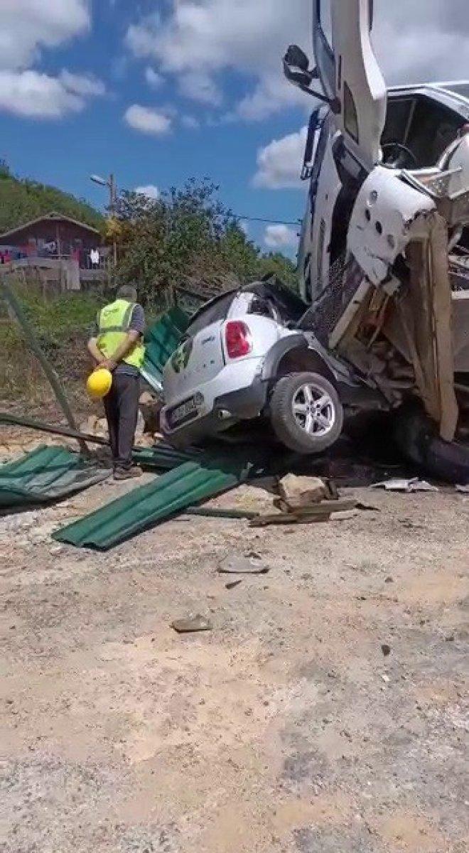 Beykoz'da yokuş aşağı inen kamyonun freni boşaldı