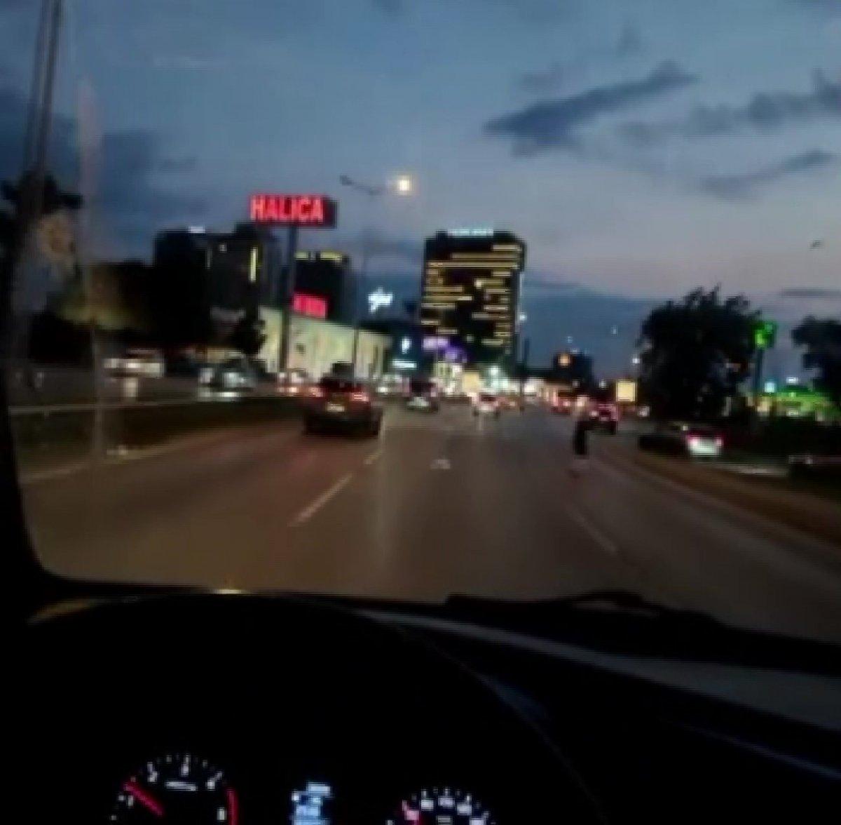 Bursa'da hızlı trafiğe aldırış etmeyen gençler yola atladı