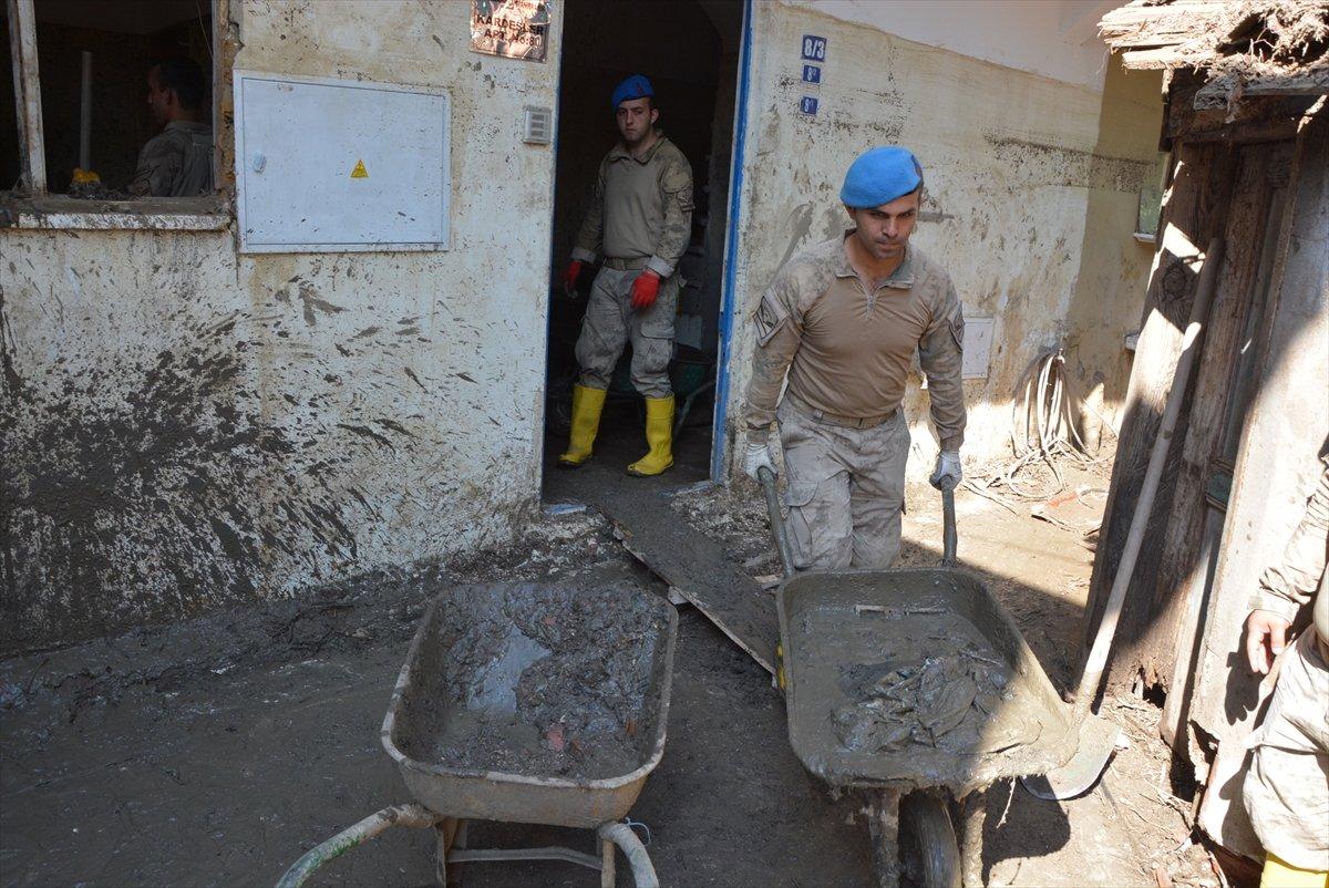 Kastamonu'da sel mağdurları, destek için askerlere minnettar