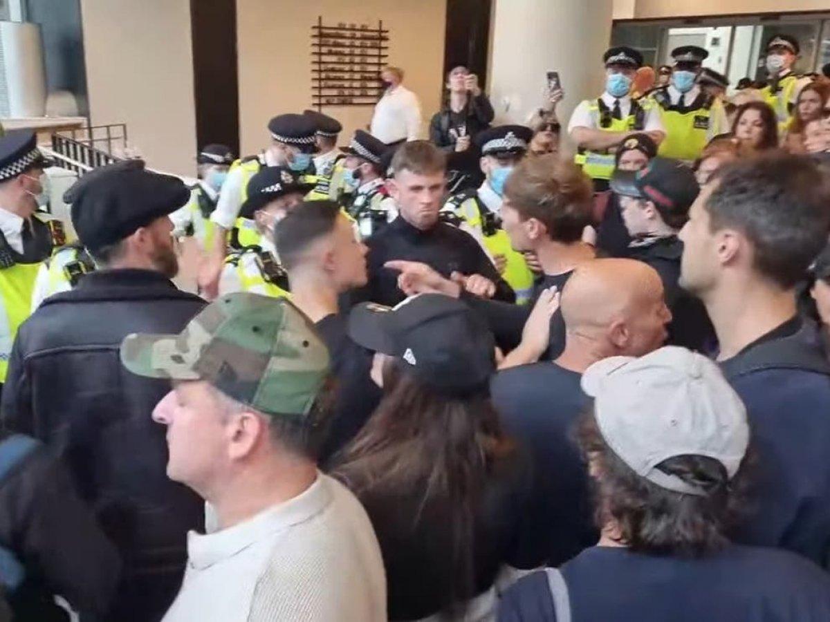 İngiltere'de aşı karşıtları, medya kuruluşlarının bulunduğu binaya girdi