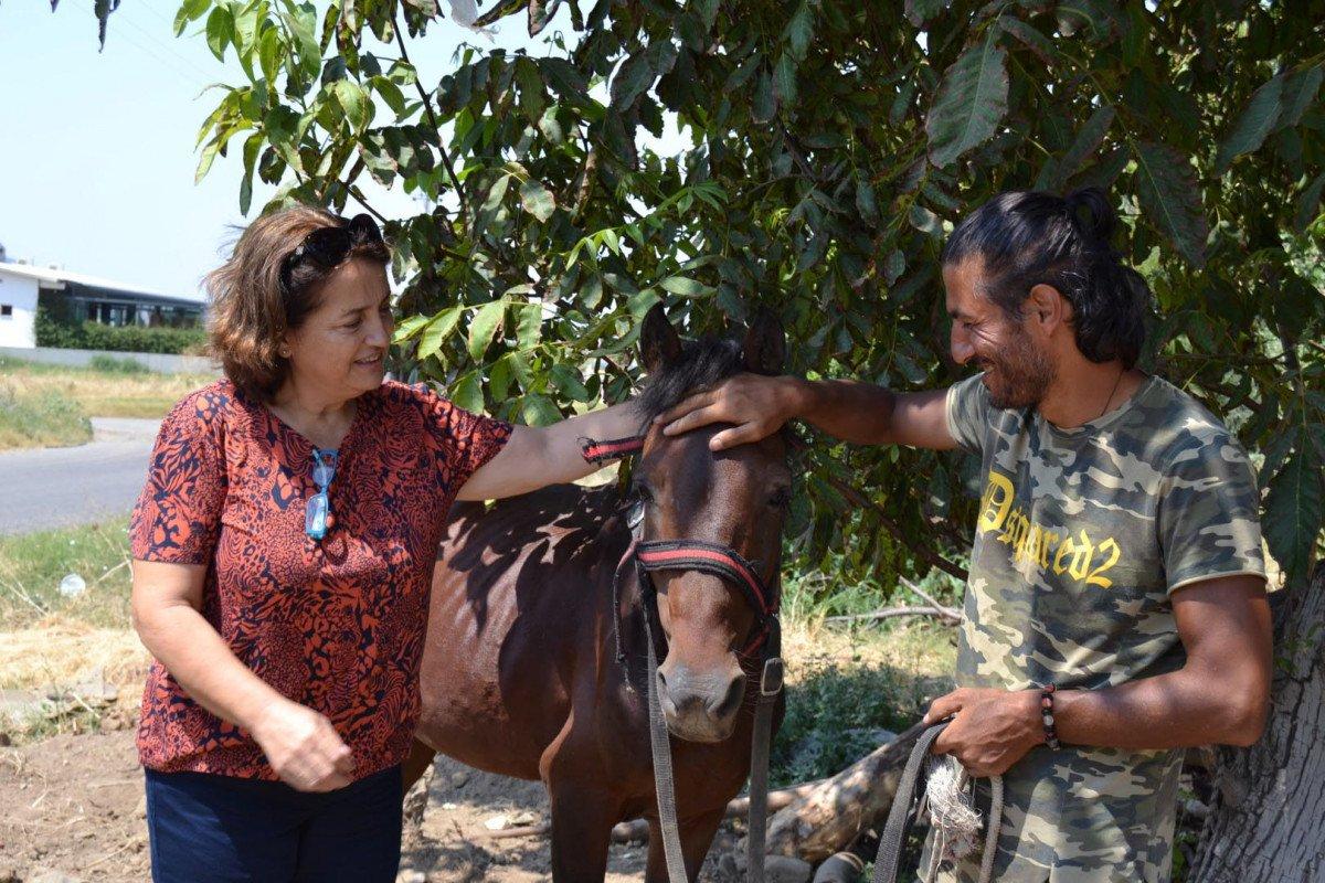 Doğa ve hayvan haklarına dikkat çekmek için atı ile yürüyor