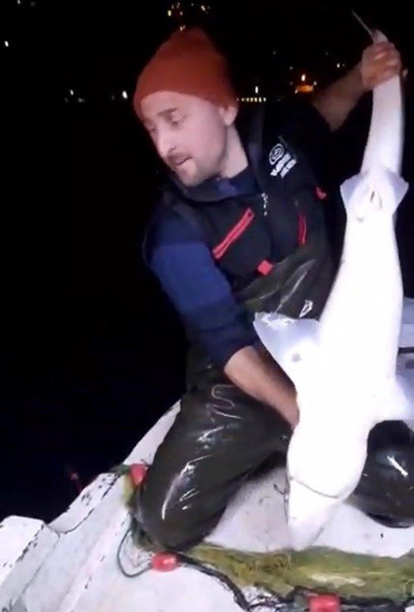 Trabzonlu balıkçı, ağına takılan köpek balığıyla konuştu