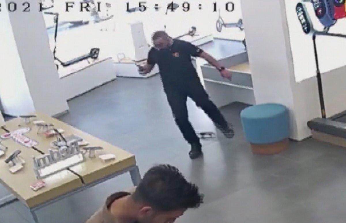 Malatya'da iş yerine giren fare, çalışanı yere serdi