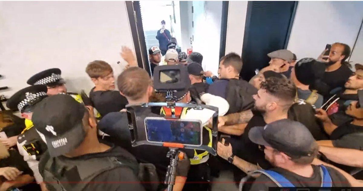 İngiltere'de aşı karşıtları, medya kuruluşlarının bulunduğu binaya girdi