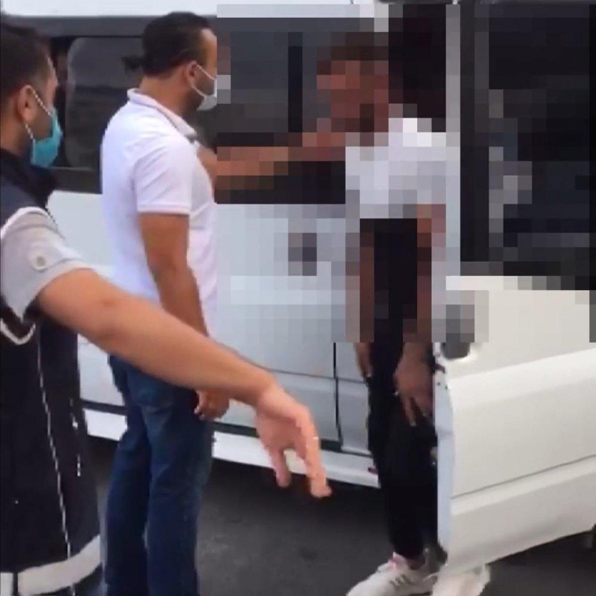 Kocaeli'de polisin durdurduğu araçta 50 kaçak göçmen yakalandı