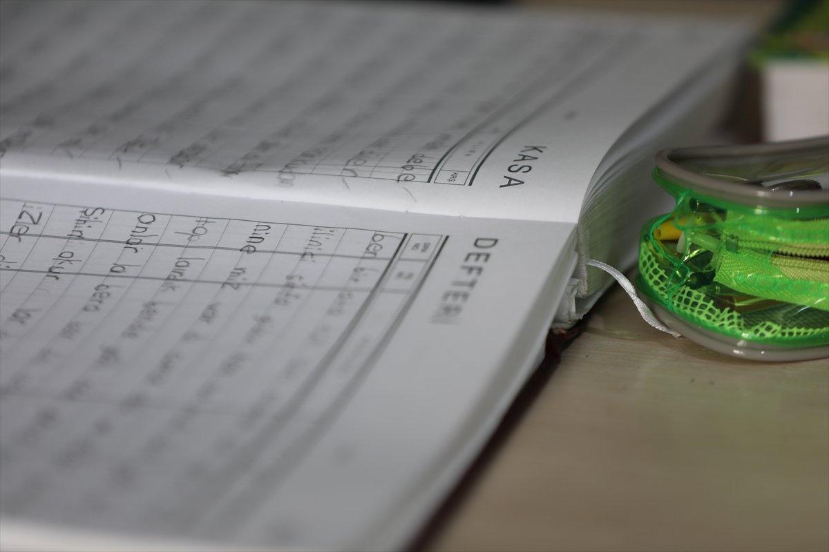 71 yaşında okuma yazma öğrenen Ayşe Teyze'nin hayat hikayesi kitap oldu