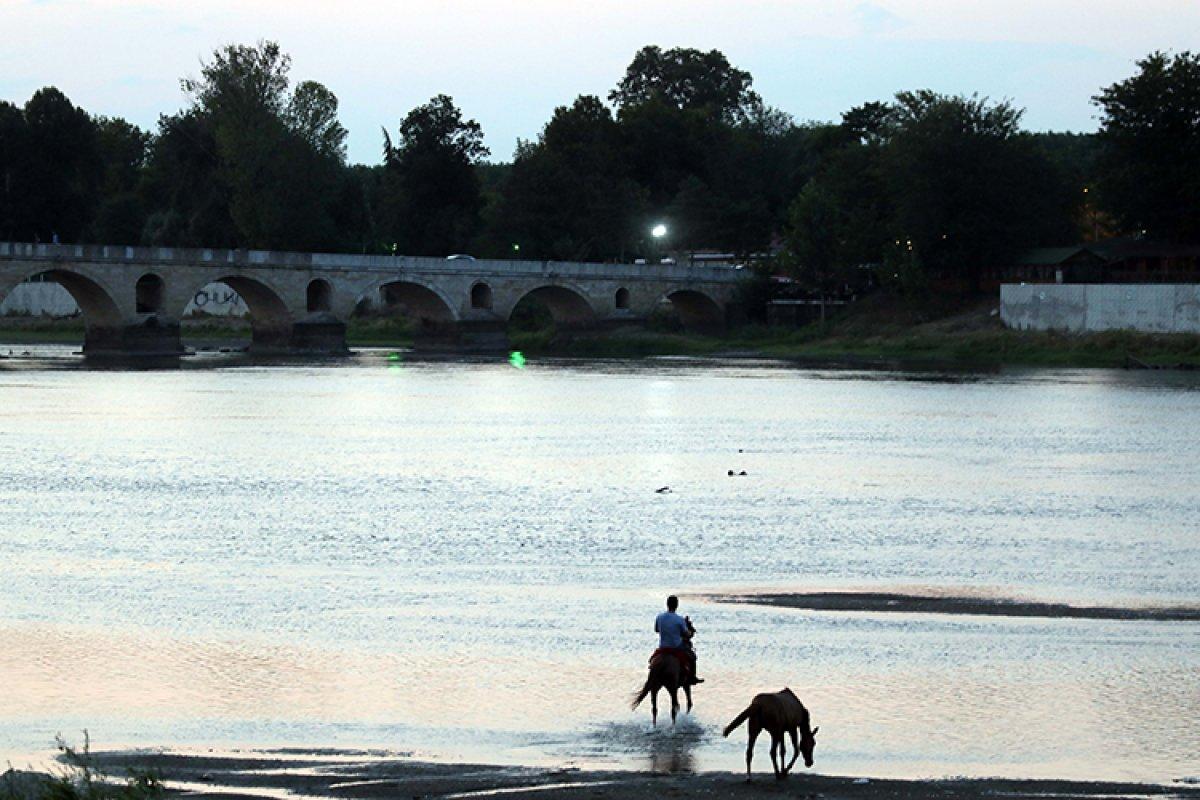 Kuraklık nedeniyle Meriç ve Tunca nehirlerindeki kum adacıkları genişliyor