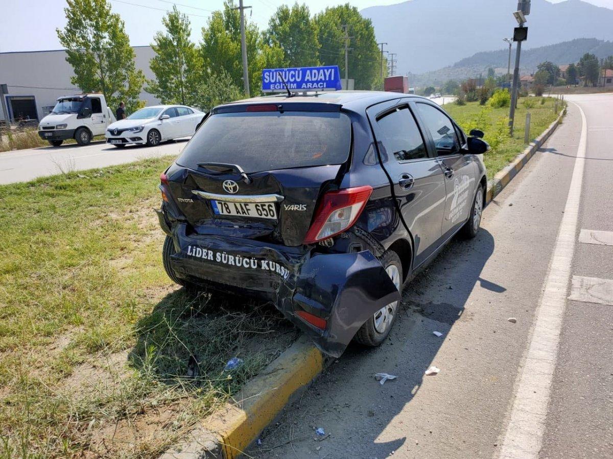 Karabük’te, sürücü adayının otomobiline çarptı: 5 yaralı