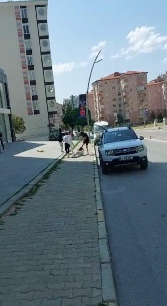 Niğde'de genç kızların sokak kavgası