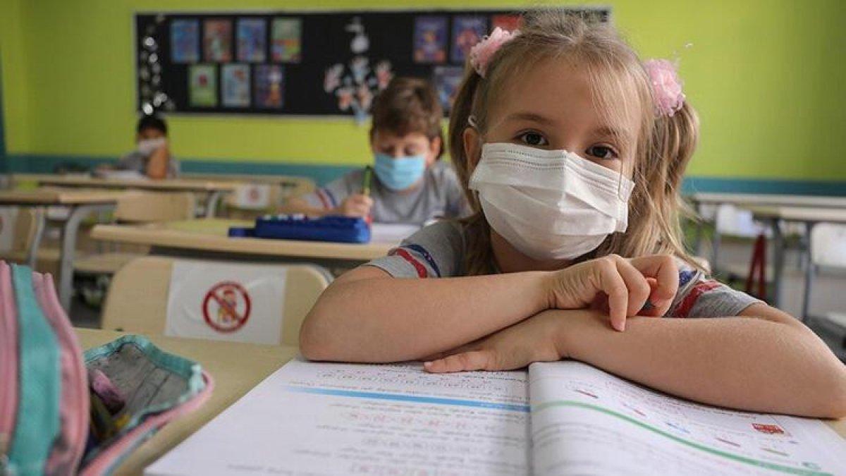 Okulda maske takmak zorunlu mu? Öğrenciler maskeyle mi ders yapacak? MEB talimat verdi!