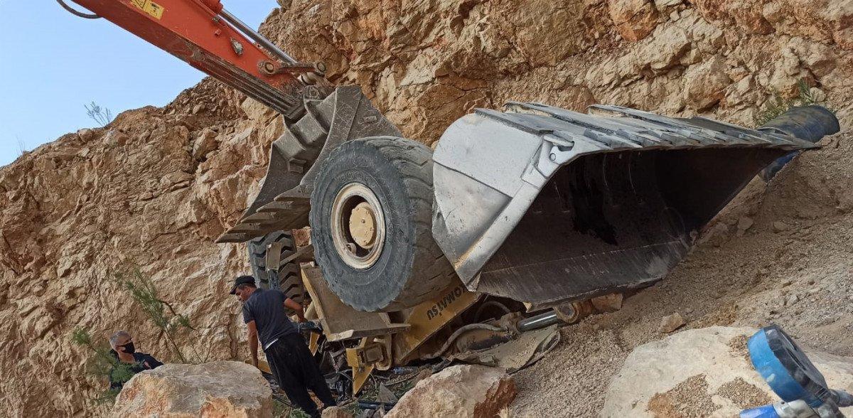 Adana’da operatör, kullandığı kepçenin altında kaldı