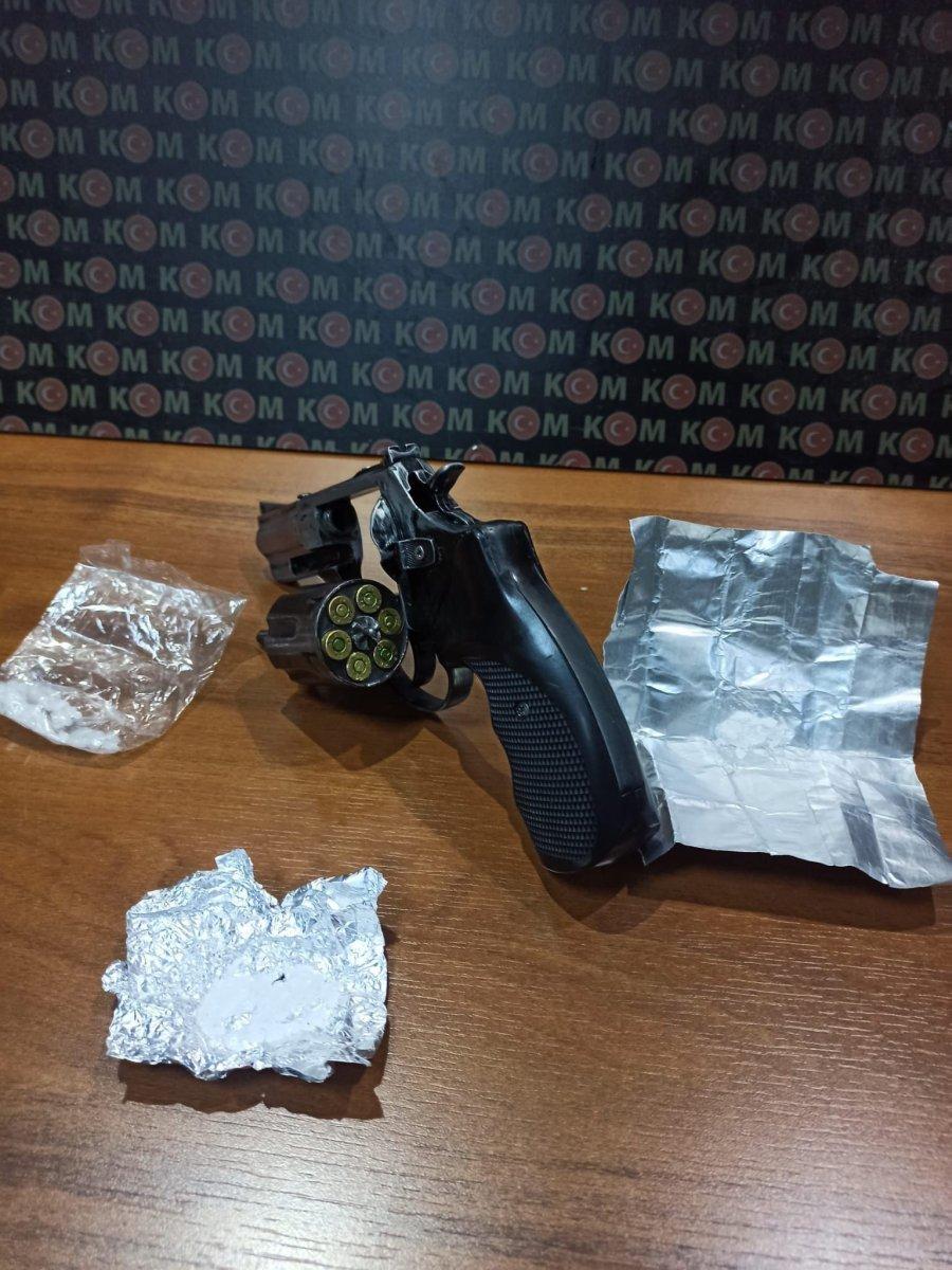 Hatay’da, kaçak cinsel içerikli ürünler ele geçirildi