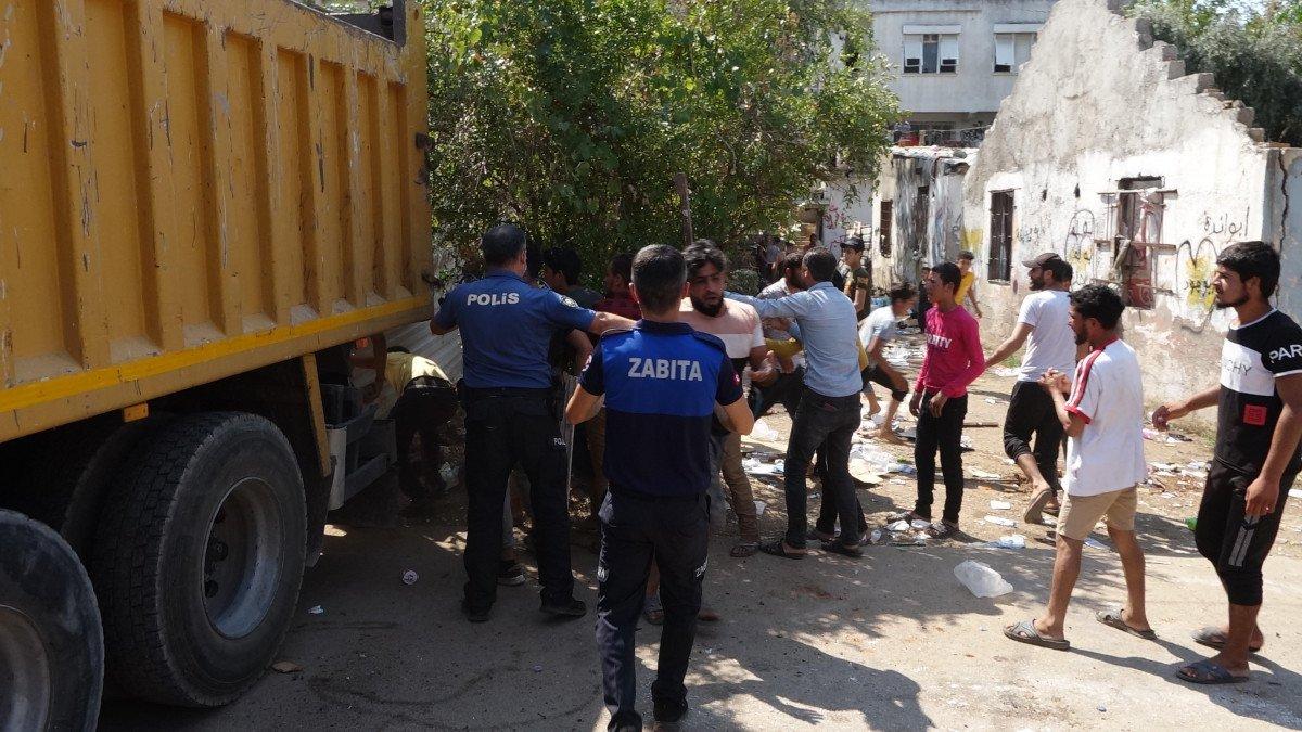 Antalya’da mahalleye çöp yığdılar, ekiplere taş ve sopa ile saldırdılar
