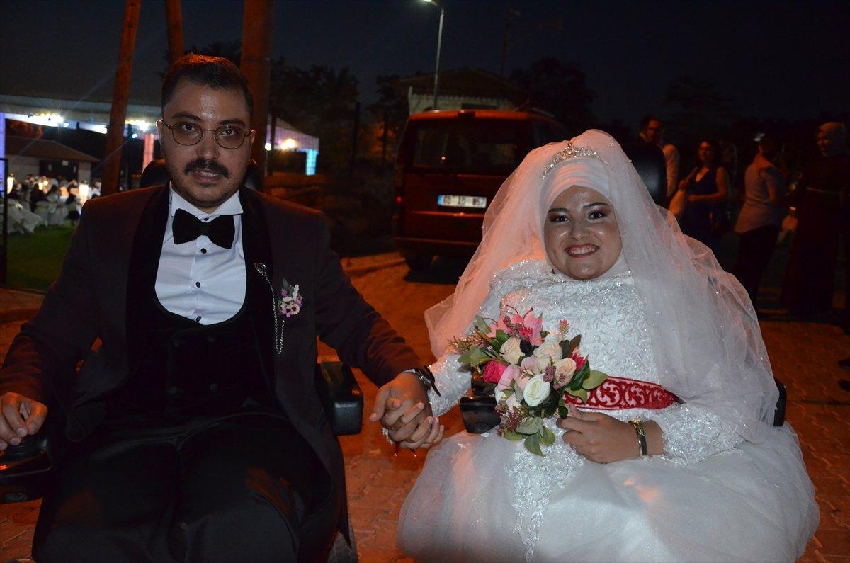 Manisa'da bedensel engelli çift, evlendi