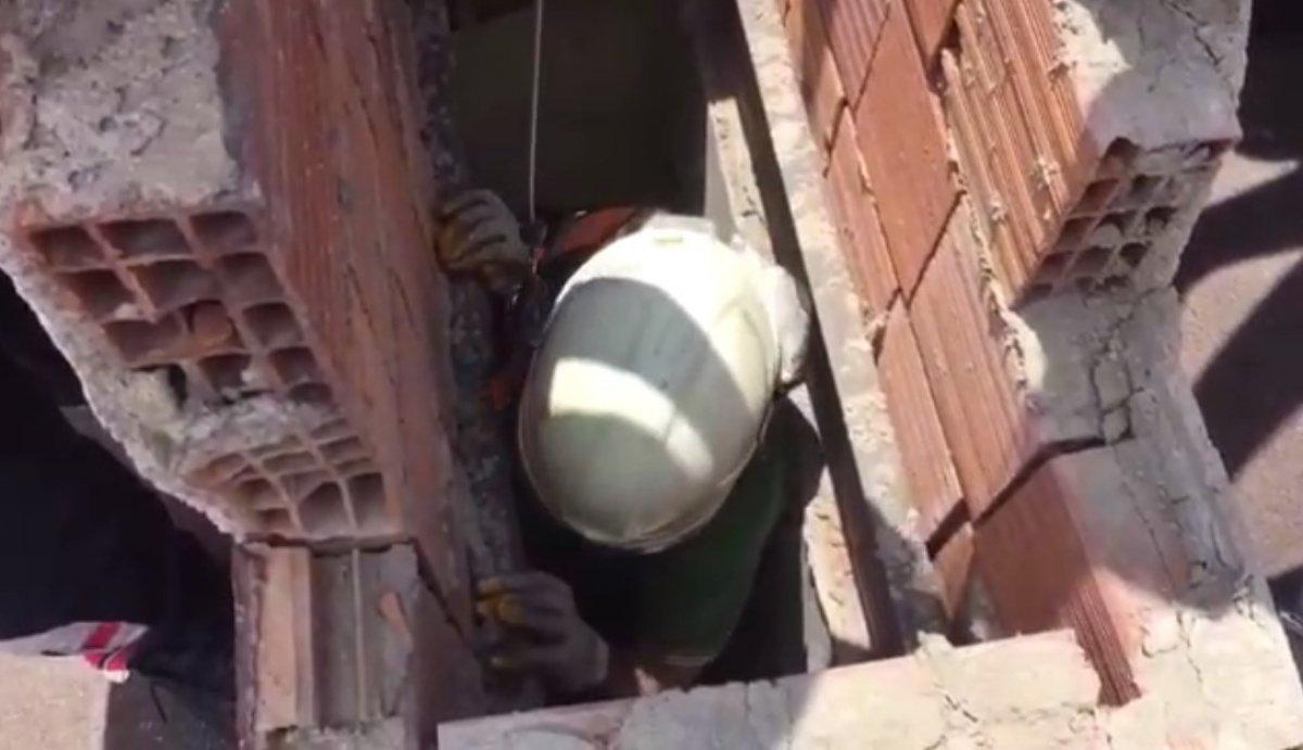 Isparta’da apartman boşluğuna düşen kedi için halat sistemi kuruldu