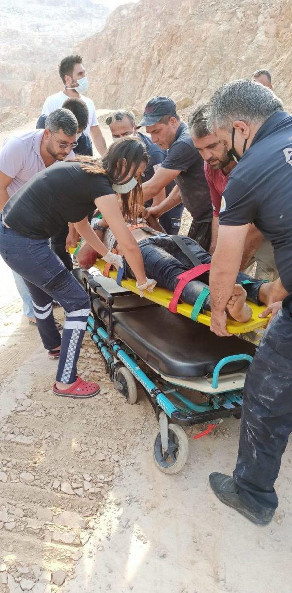 Adana’da operatör, kullandığı kepçenin altında kaldı