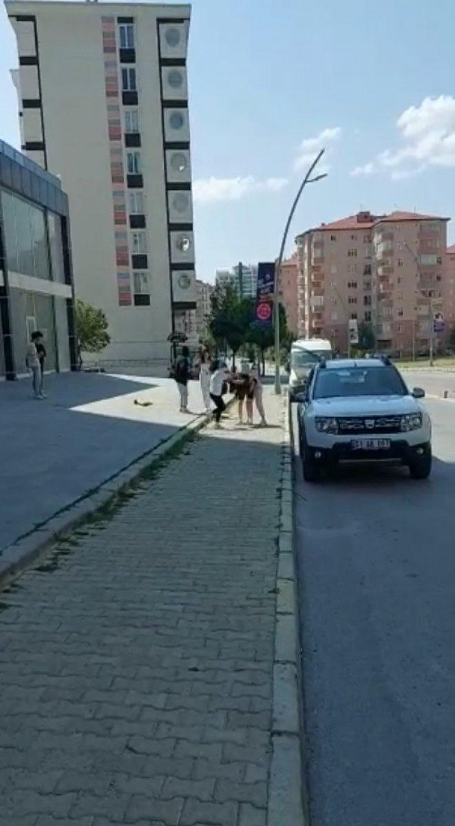 Niğde'de genç kızların sokak kavgası