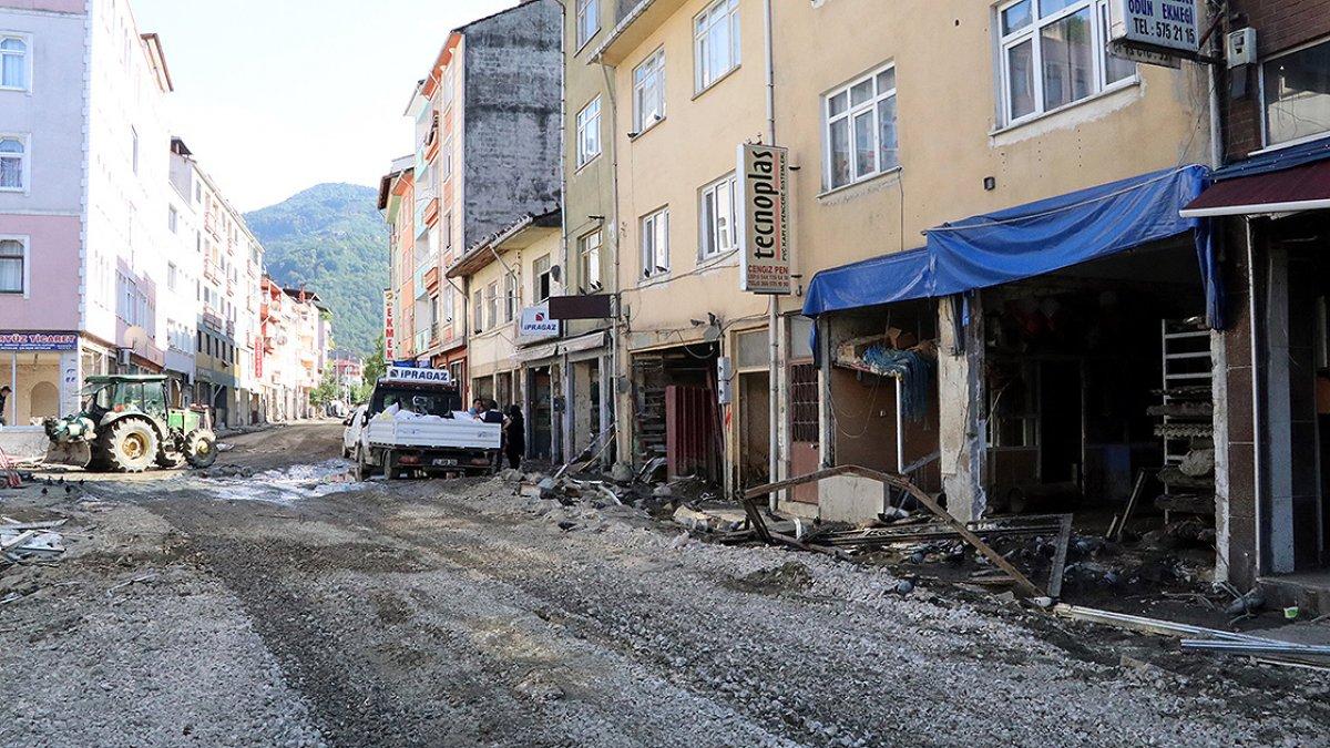 Kastamonu'da selden seyyar merdiven sayesinde kurtuldular