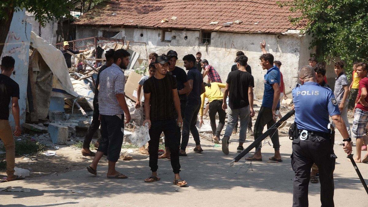 Antalya’da mahalleye çöp yığdılar, ekiplere taş ve sopa ile saldırdılar