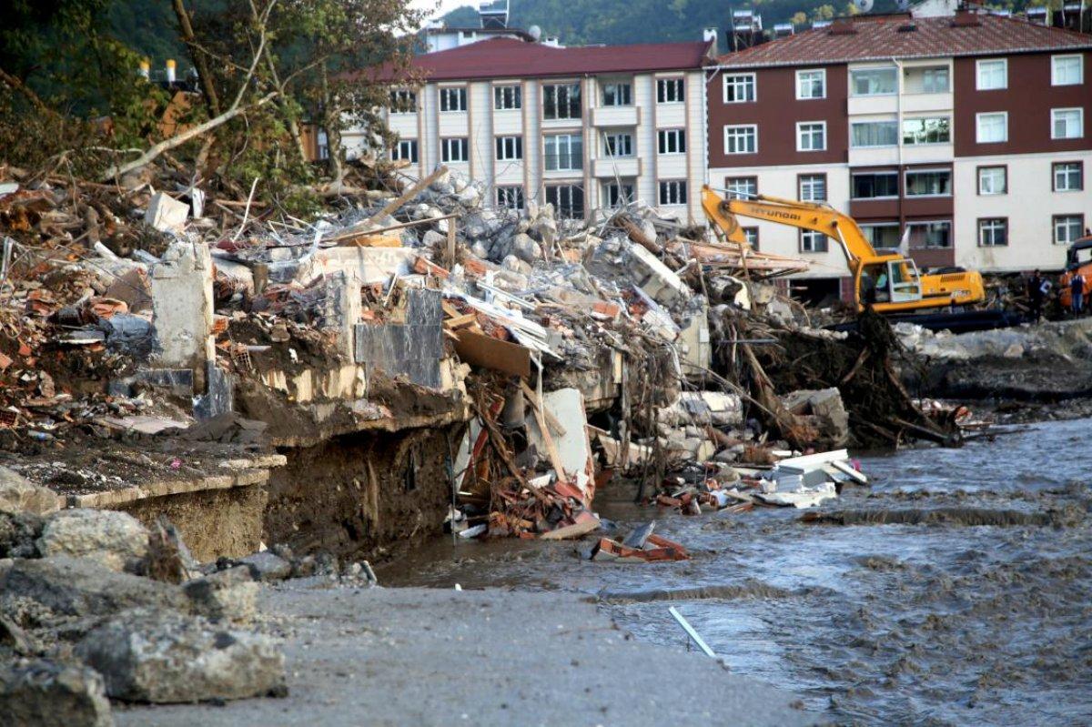 Bozkurt'ta Ezine Çayı'nın yatağı, selde 40 metre genişledi